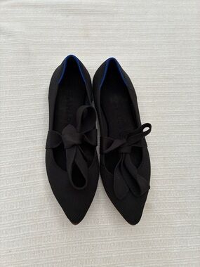 Rothy’s point toe black tie up flats